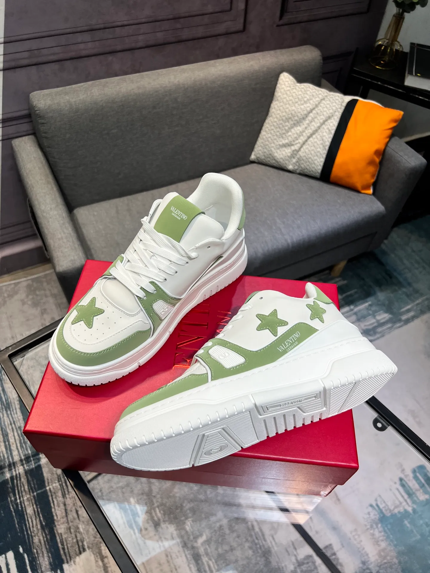 Men's Men's Shoes 💰660 Valentino 2023 early autumn new star shoes are now online! Wang Hedi and Ren Jialun have been worn by many celebrities. Who can refuse the same couple shoes as Wang Hedi! The design of Stars Stab My Heart is cool and spicy. The material of the shoes is cowhide, and every color is beautiful! Size 35-40, men’s size 39-44 (women’s 41, men’s 38, 45🉑️customized)
